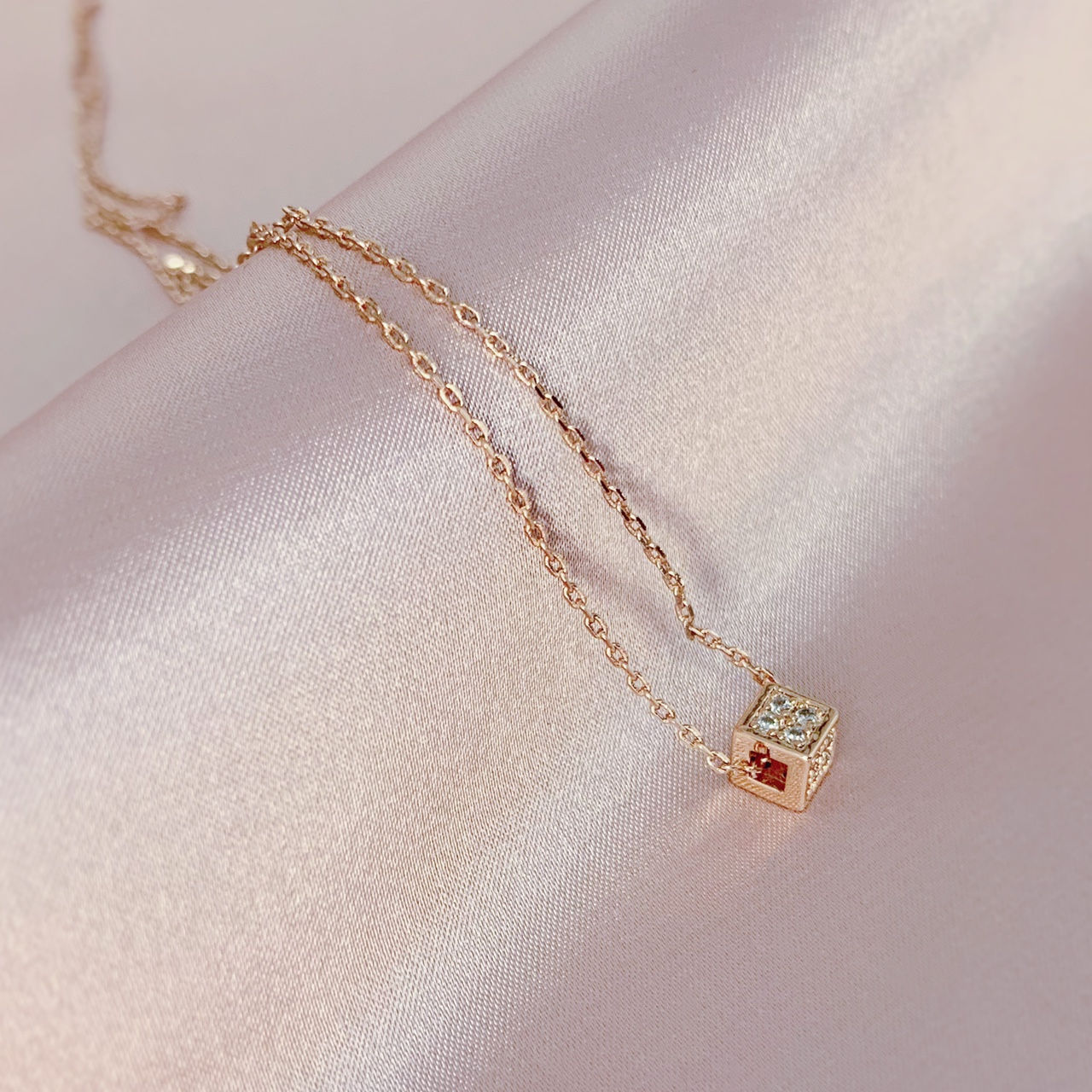 Small fresh necklace women's spring and autumn casual generous Korean version of Japanese simple design sense sense of Rubik's cube jewelry female small square hundred collocation necklace women thumbnail