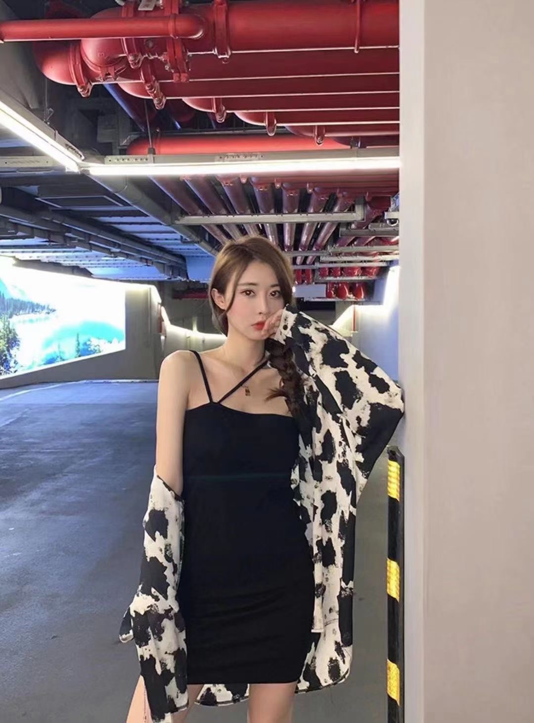 This is a two-piece set of a trendy, youthful, and mature Hepburn style outfit that exudes a feminine charm. It features a sun-protective shirt and a halter dress detail image 2