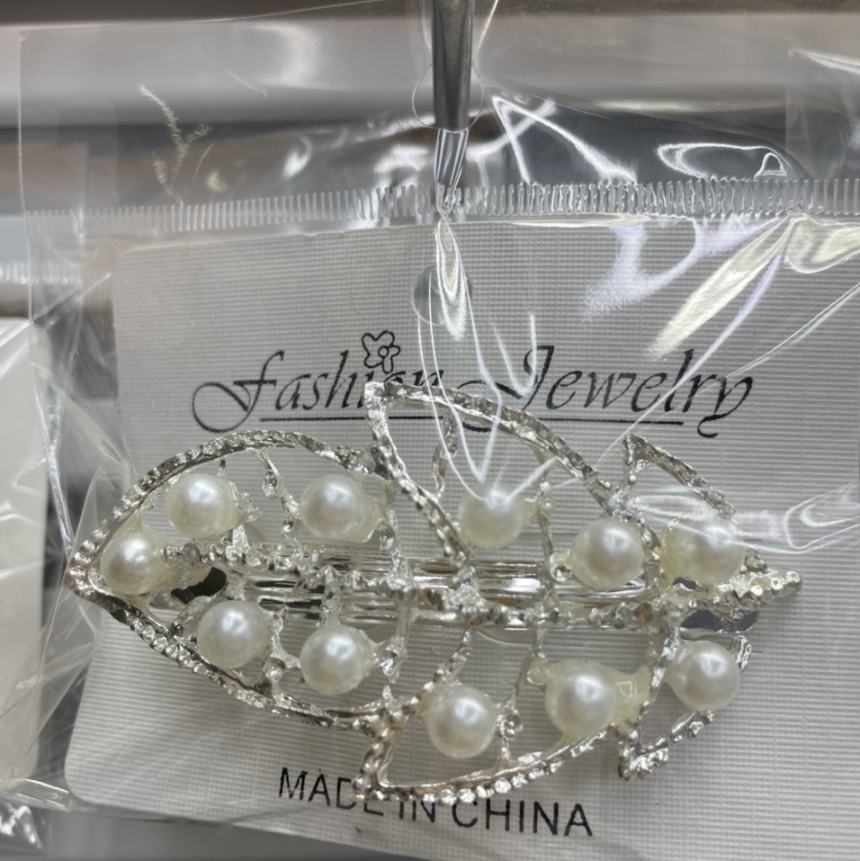 Silver pearl leaf clip