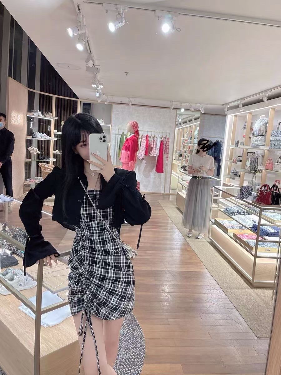 This is a slimming pleated halter dress for summer fairies, featuring a new French style and a checkered figure-hugging mini skirt detail image 9