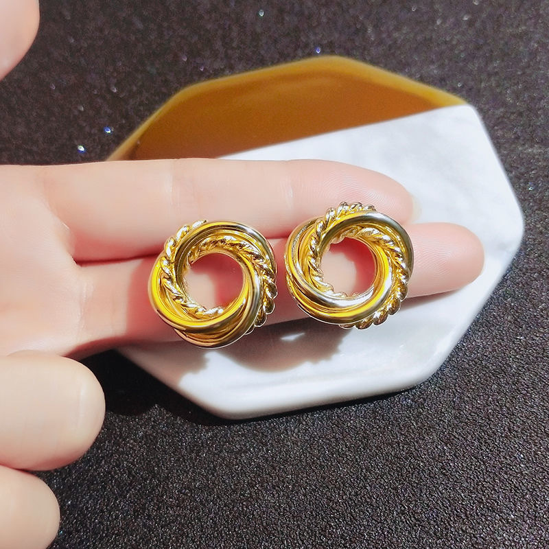 Retro, unique and exquisite circular stud earrings for women, pure silver design, French style earrings, 2021 new trendy and simple earrings Application Scenario