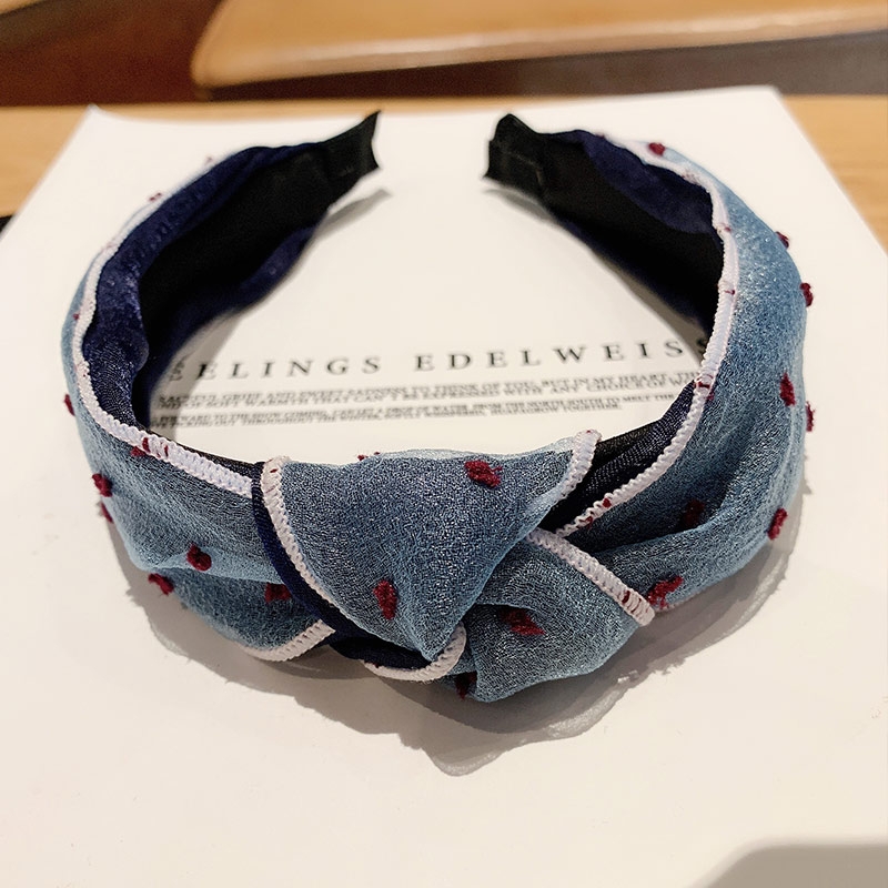 The hairband is cute for girls. The outer headband is simple and sweet for Internet celebrities. The anti-slip wide-edge forest-style hair accessory is super ethereal