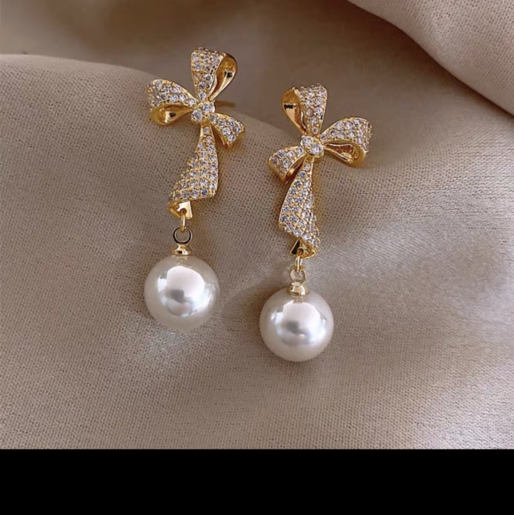 Stud earrings cc