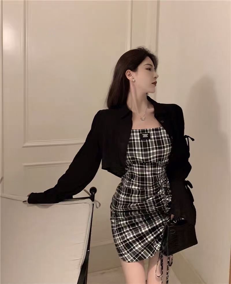 This is a slimming pleated halter dress for summer fairies, featuring a new French style and a checkered figure-hugging mini skirt detail image 1