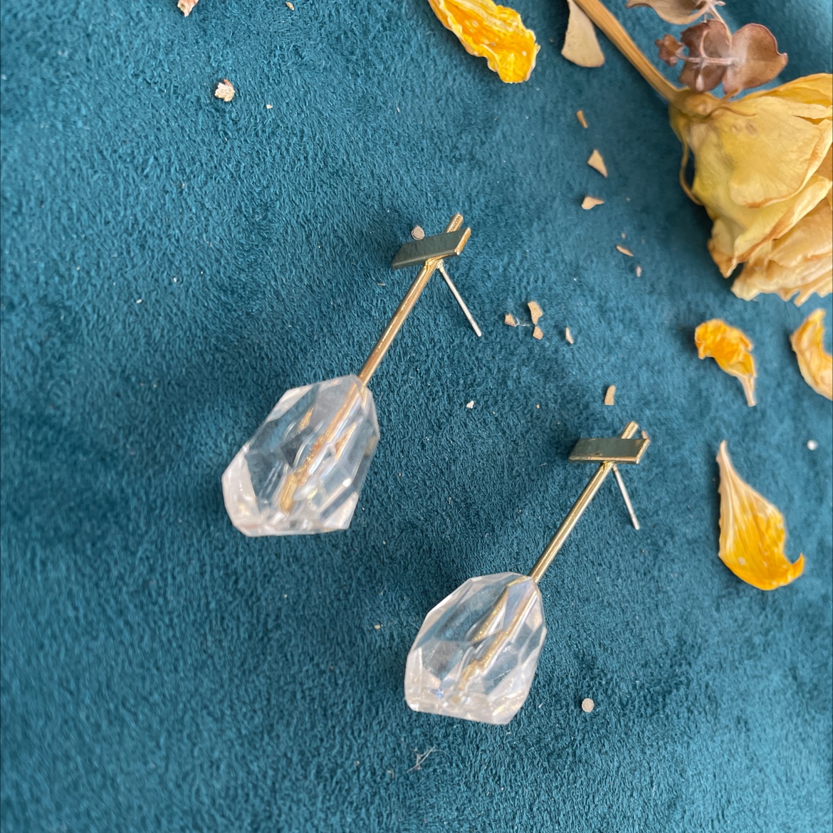 The new niche design of Yudie is made of acetic acid material, which is versatile, elegant and simple in style Item Picture