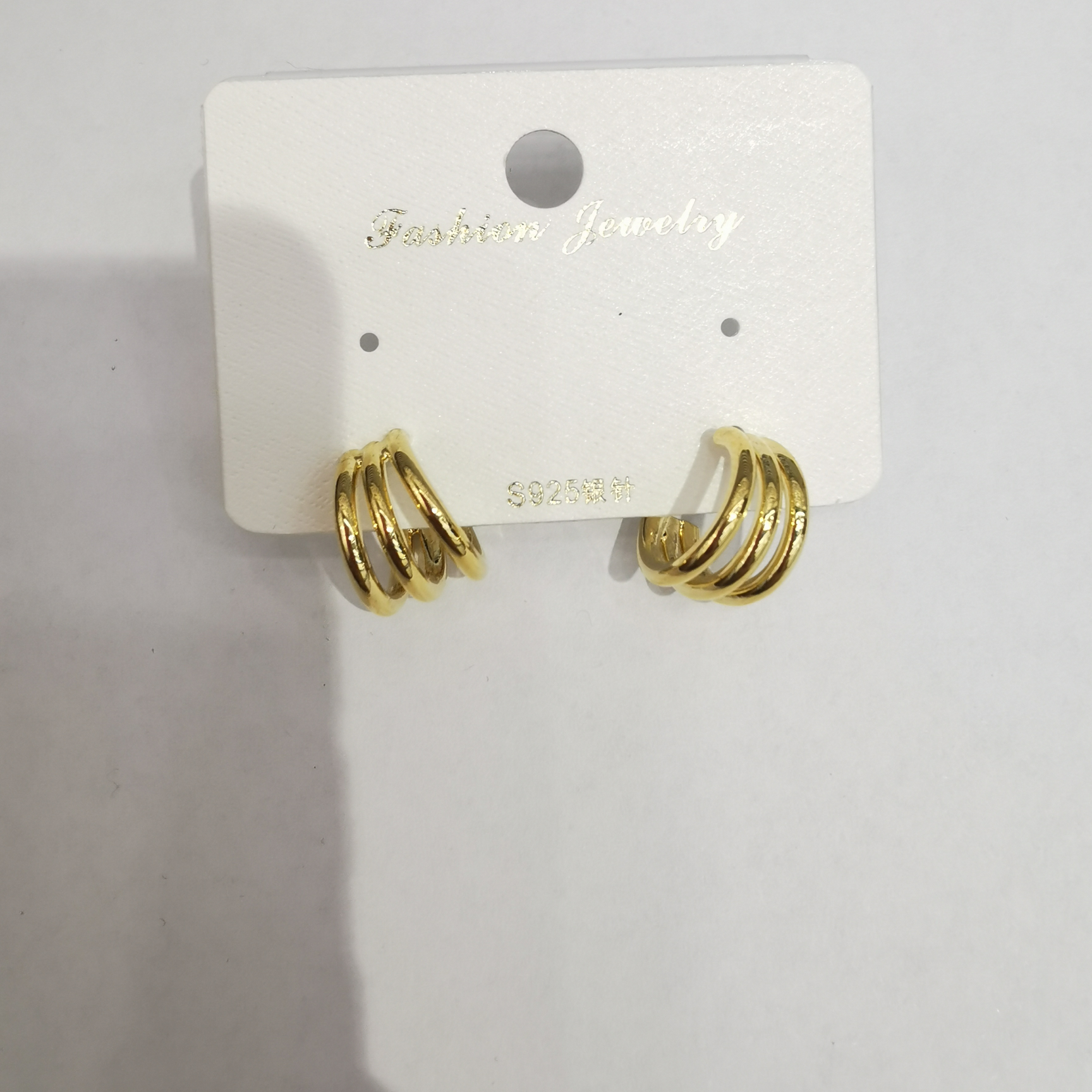 3 aperture earrings are popular