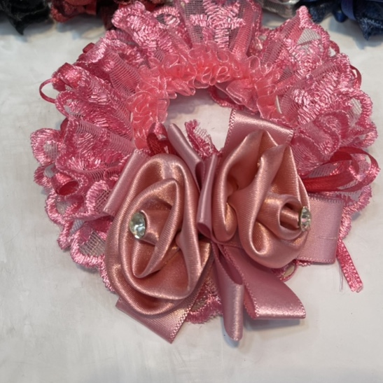 Lace-trimmed single head 3