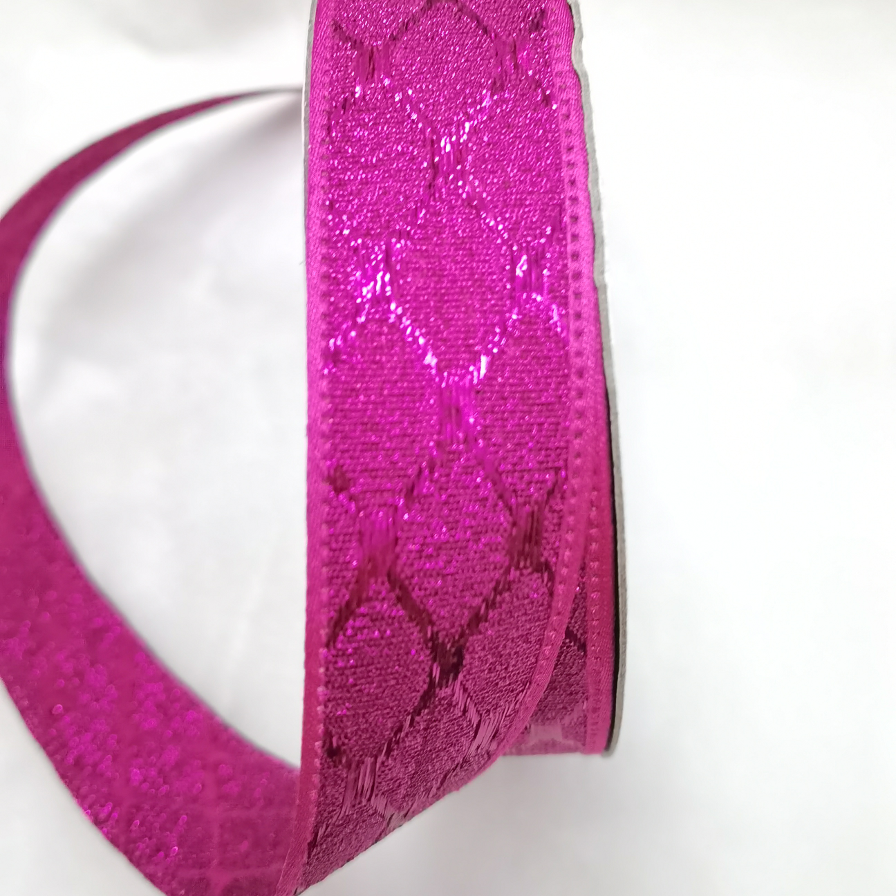 3.8cm金皮凌型格子梅红色，圣诞，玩具，服装，工艺，喜庆，饰品，文具，卡片，包装，等等各种厂品上都可以撘配