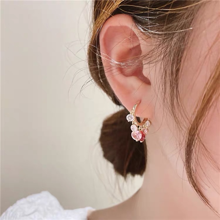 2021 New trendy and stylish colored zircon tassel ear buckles, personalized design, versatile earrings, and high-end earrings Application Scenario