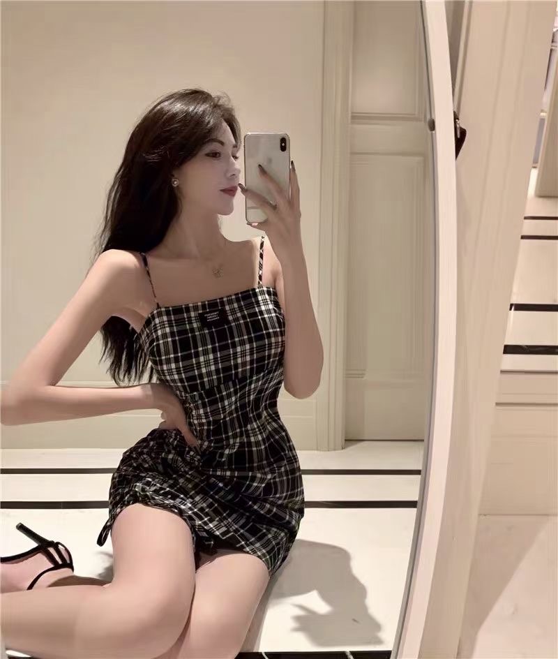 This is a slimming pleated halter dress for summer fairies, featuring a new French style and a checkered figure-hugging mini skirt detail image 4