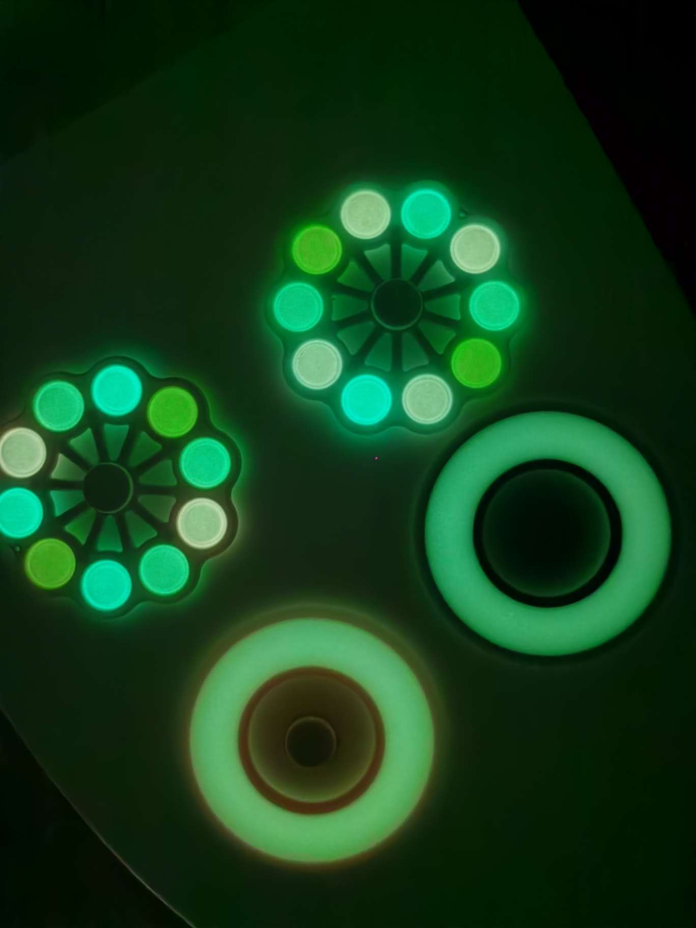 The luminous 5-hole bubble gyro has an excellent luminous effect and is a fingertip gyro details Picture