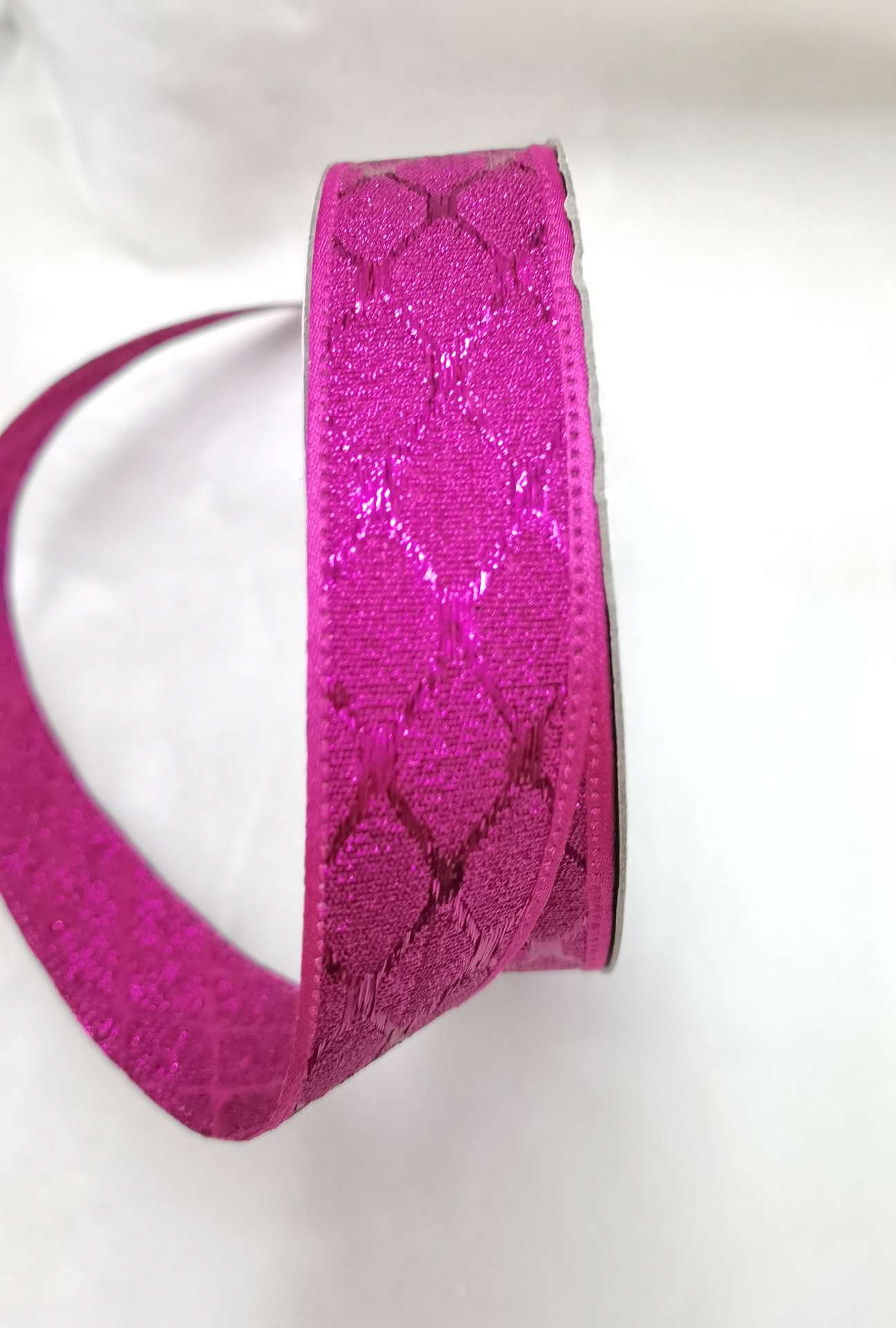 3.8cm金皮凌型格子梅红色，圣诞，玩具，服装，工艺，喜庆，饰品，文具，卡片，包装，等等各种厂品上都可以撘配产品图