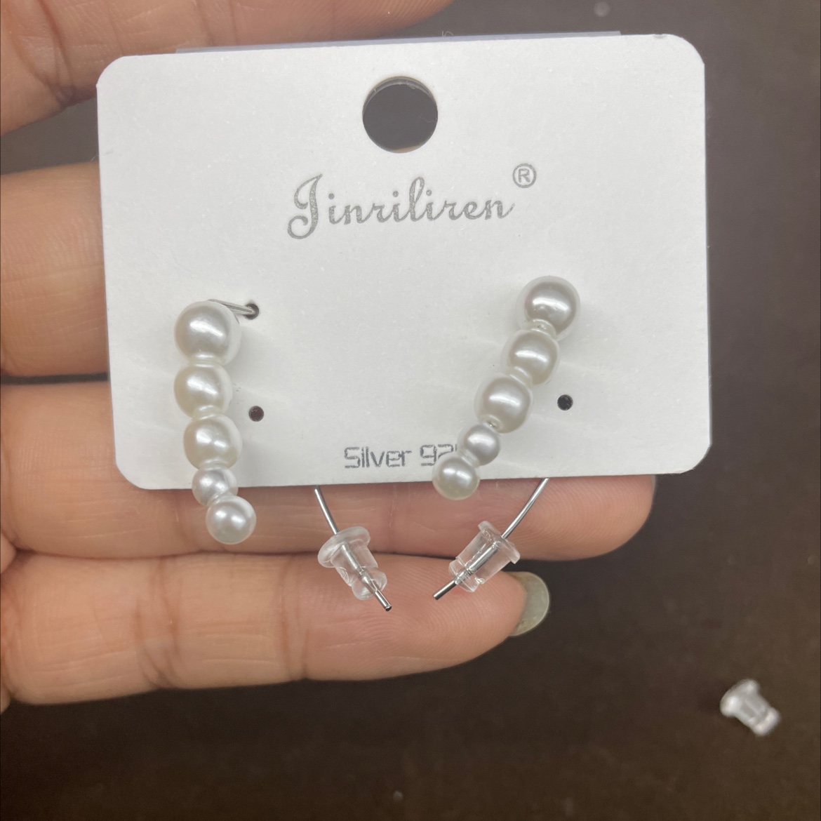 Today, the Korean version of "Beauty" features several pearl earrings with symmetrical designs on both sides Item Picture