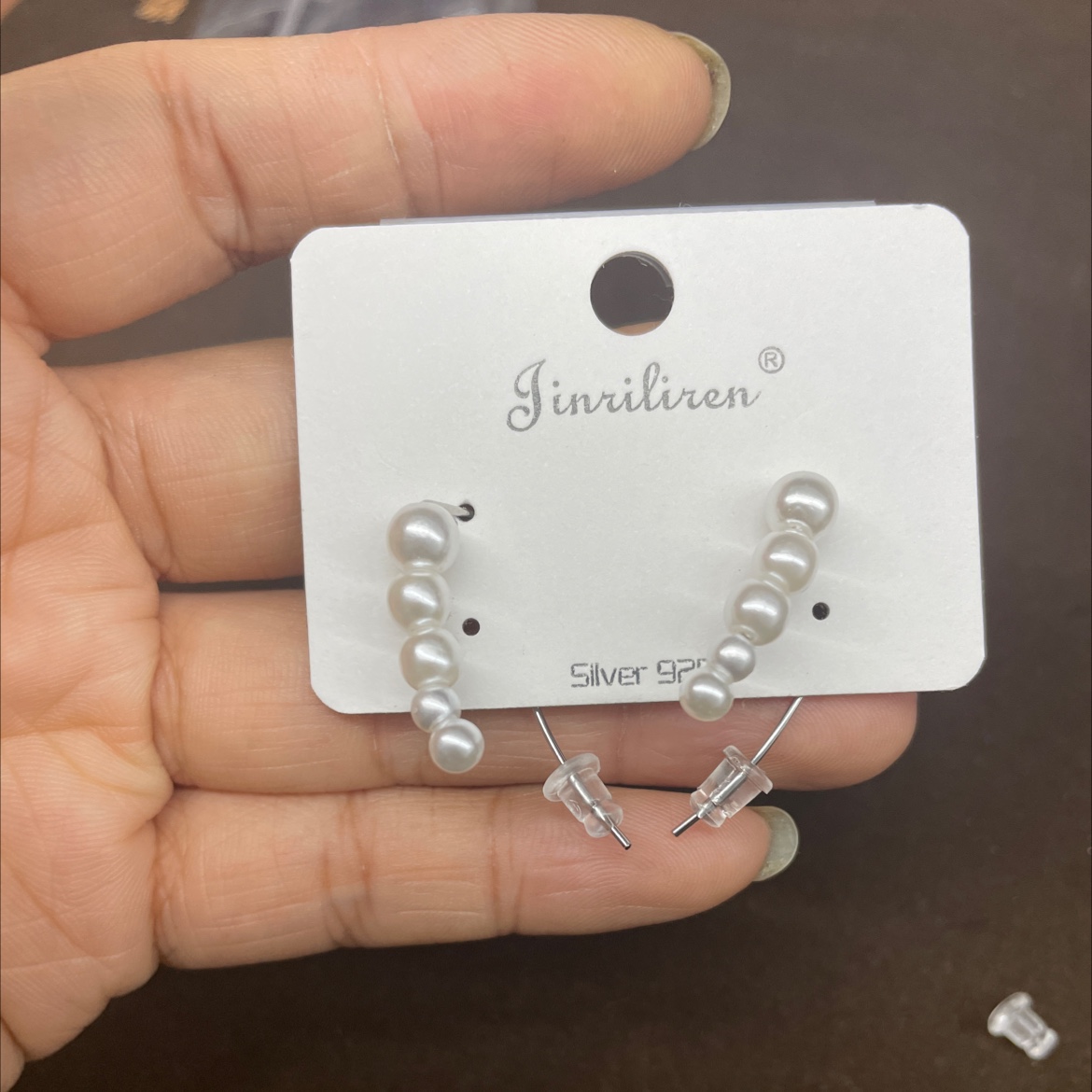 Today, the Korean version of "Beauty" features several pearl earrings with symmetrical designs on both sides details Picture