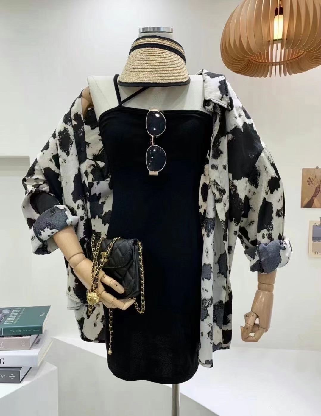 This is a two-piece set of a trendy, youthful, and mature Hepburn style outfit that exudes a feminine charm. It features a sun-protective shirt and a halter dress Application Scenario