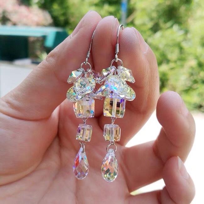 5601.8