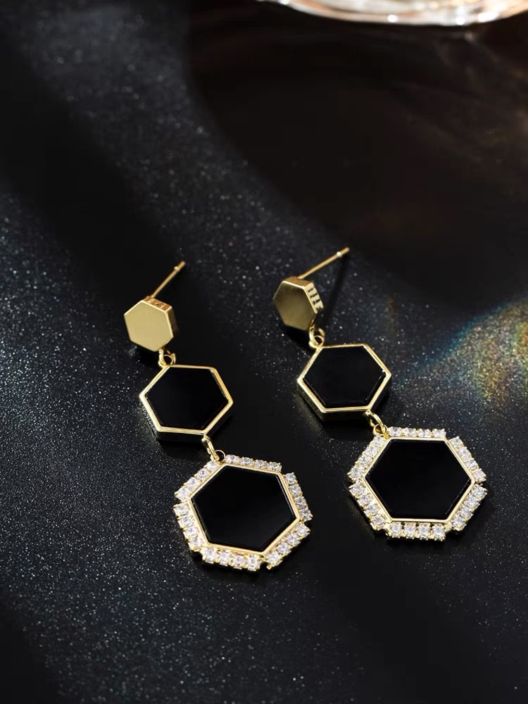 New trendy Korean-style geometric earrings for women, long autumn and winter earrings in 2021 Item Picture