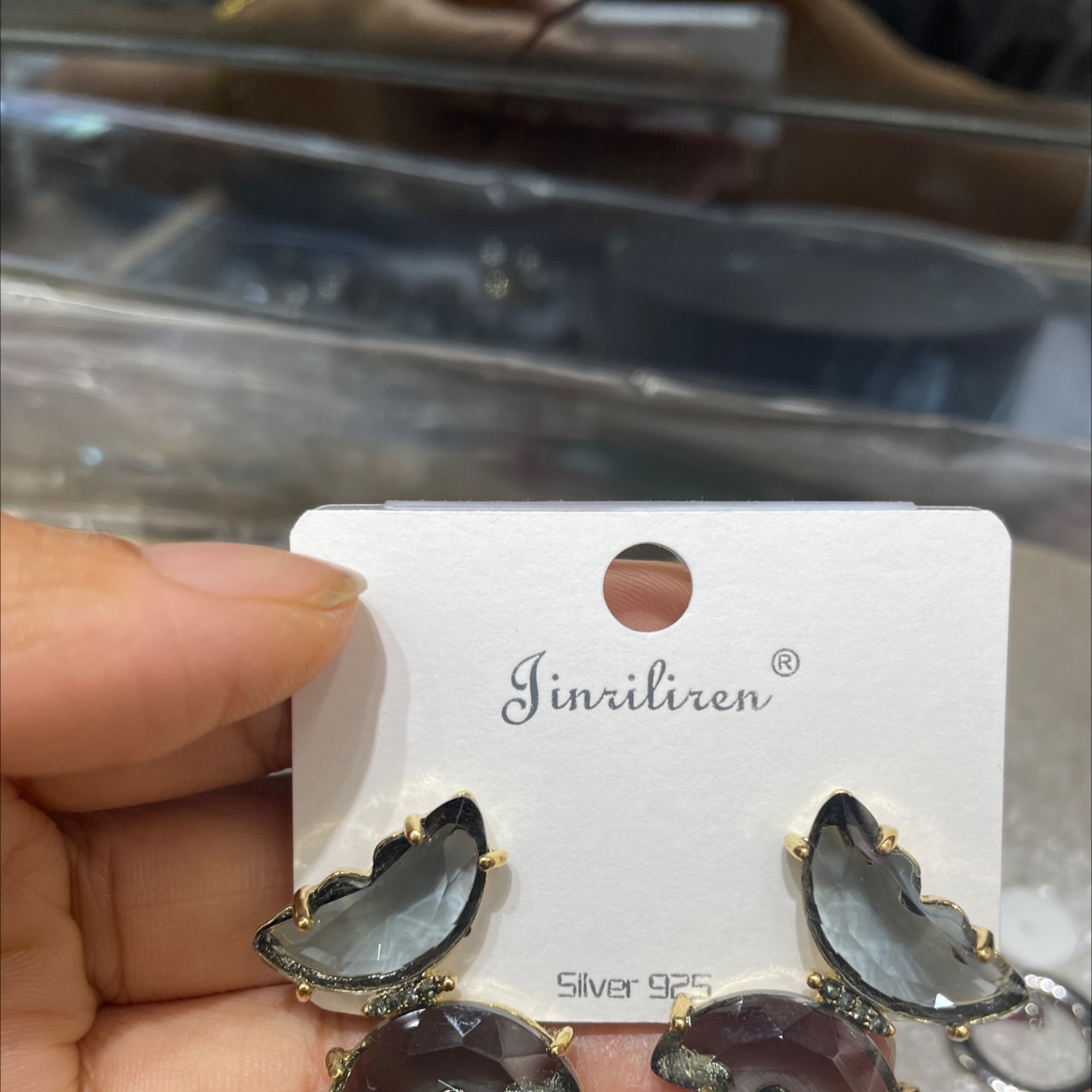 Today, the new Korean version of the Liren earrings features a crystal butterfly stud pattern