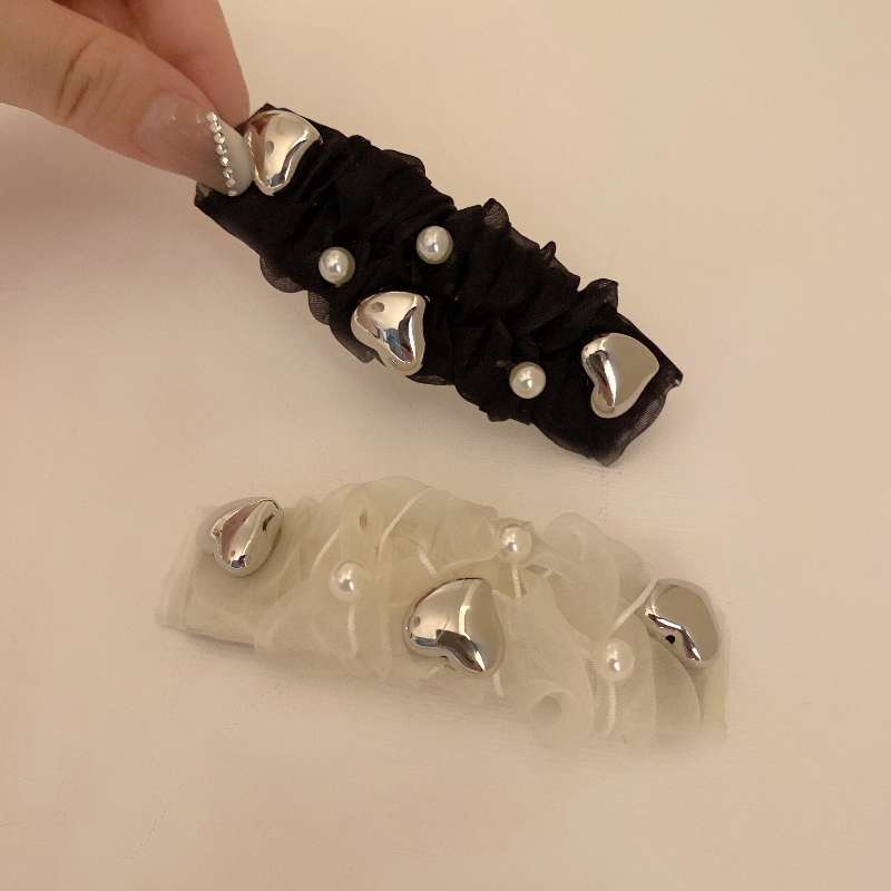 The new Korean pleated heart-shaped bb clip features a stylish side bangs and a black clip with broken hair and pearl hair clip at the back of the head for summer Application Scenario