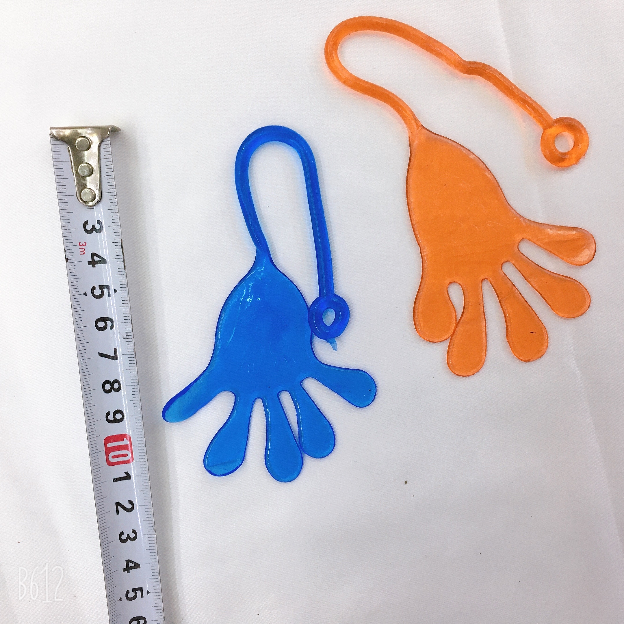 A popular nostalgic children's fun toy at a street stall, the sticky stretchable and sticky palm small sticky hammer, a children's educational toy details Picture
