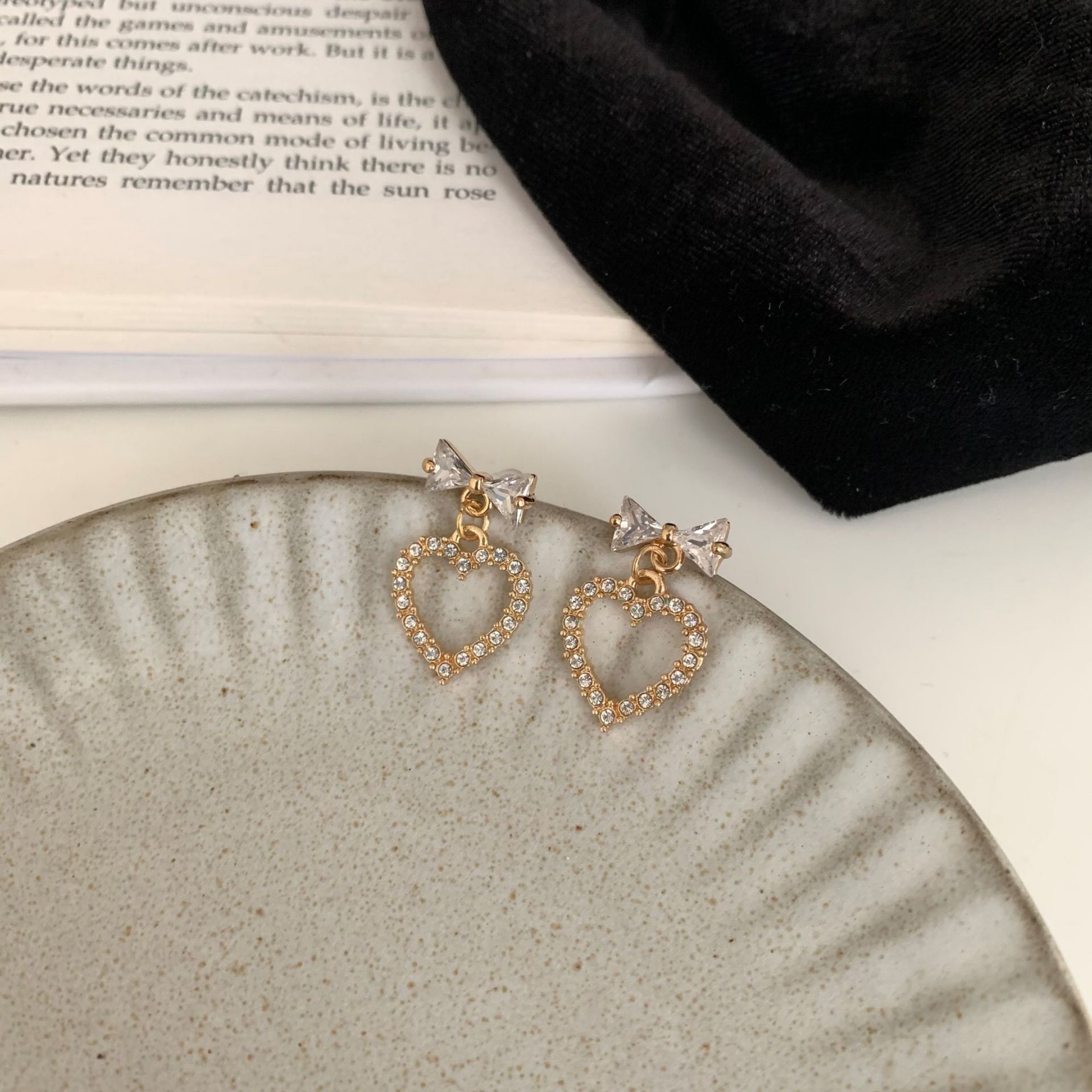 Coreano diseño simple sentido arco corazón aretes ins dulce estilo estilo moda pendientes orejas Application Scenario