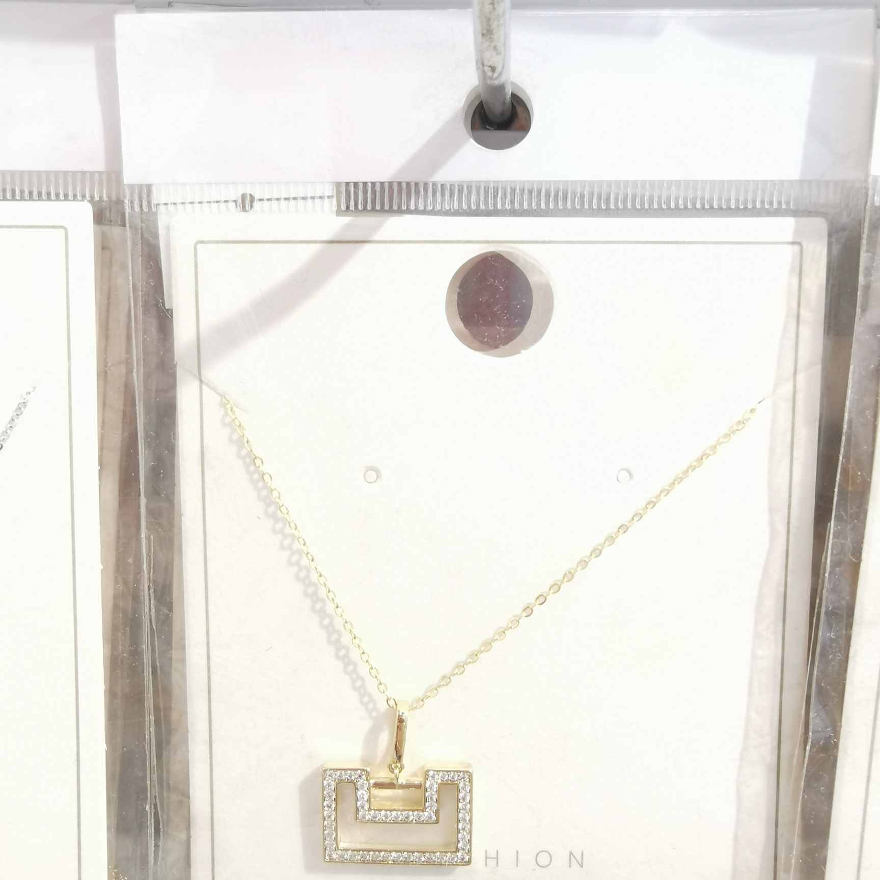 Oblong shell necklaces are exploding thumbnail