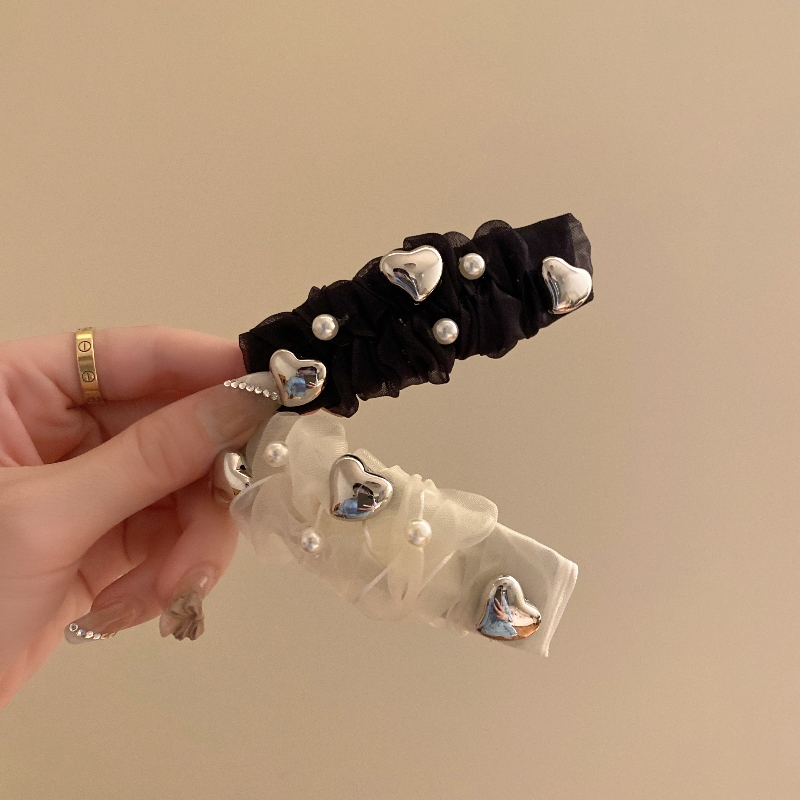 The new Korean pleated heart-shaped bb clip features a stylish side bangs and a black clip with broken hair and pearl hair clip at the back of the head for summer