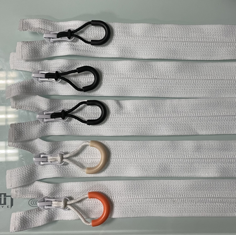 Zipper lanyard