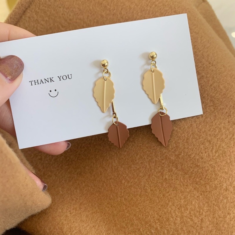 وهي عبارة عن مسامير من أوراق الشجر الملونة ذات شكل جديد من القرط Item Picture