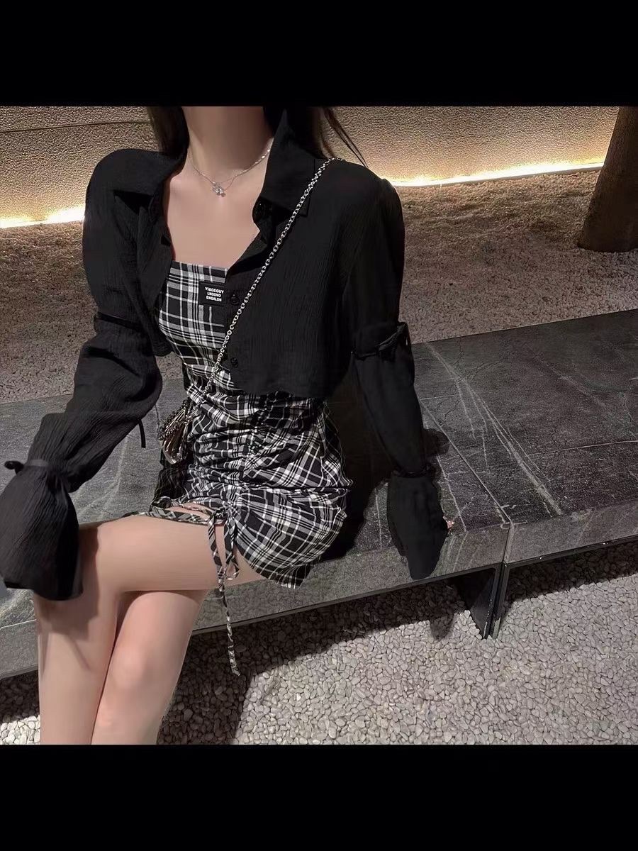 This is a slimming pleated halter dress for summer fairies, featuring a new French style and a checkered figure-hugging mini skirt detail image 5