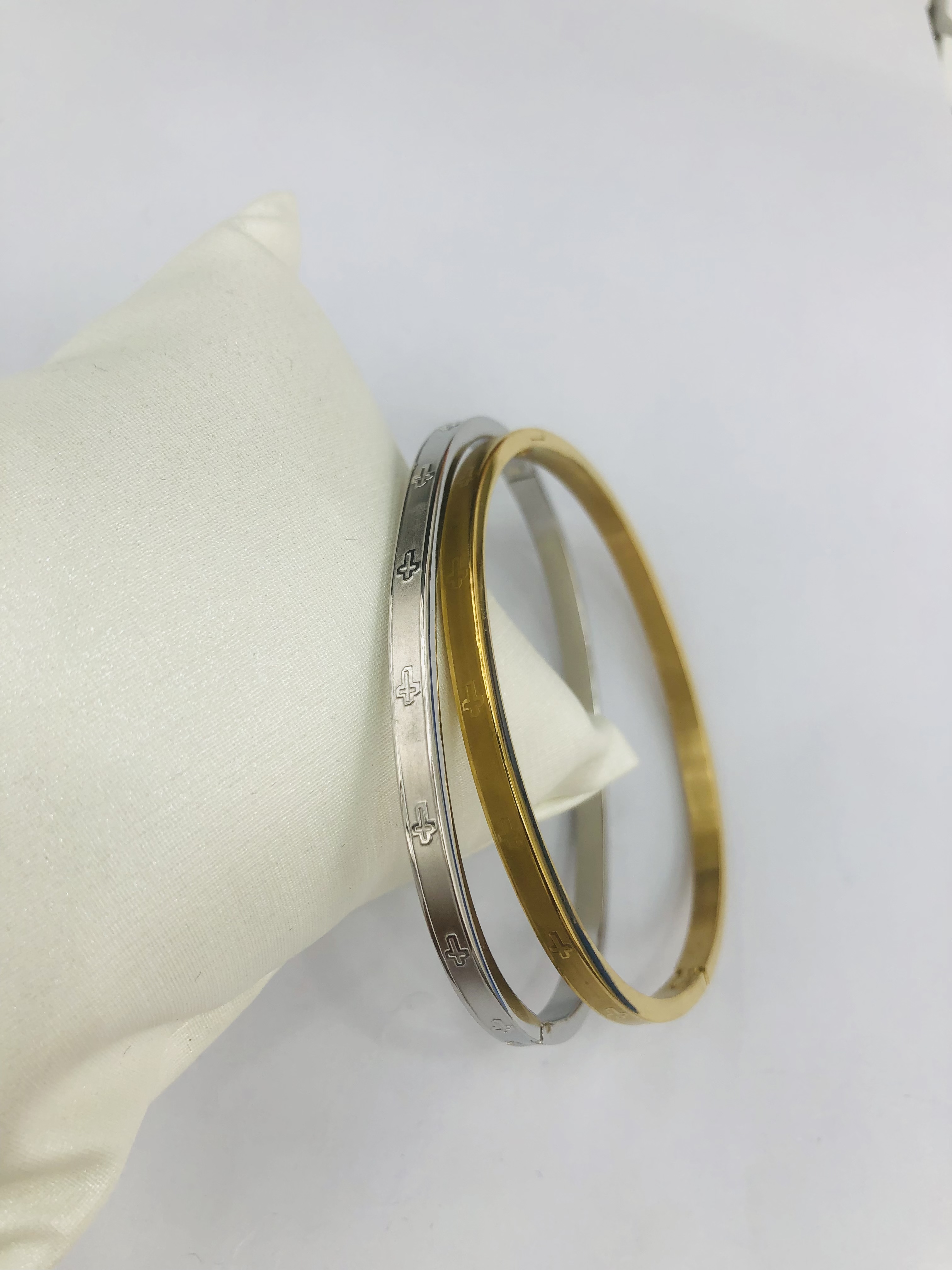 4mm two-color stainless steel girls' bracelet 3 Application Scenario