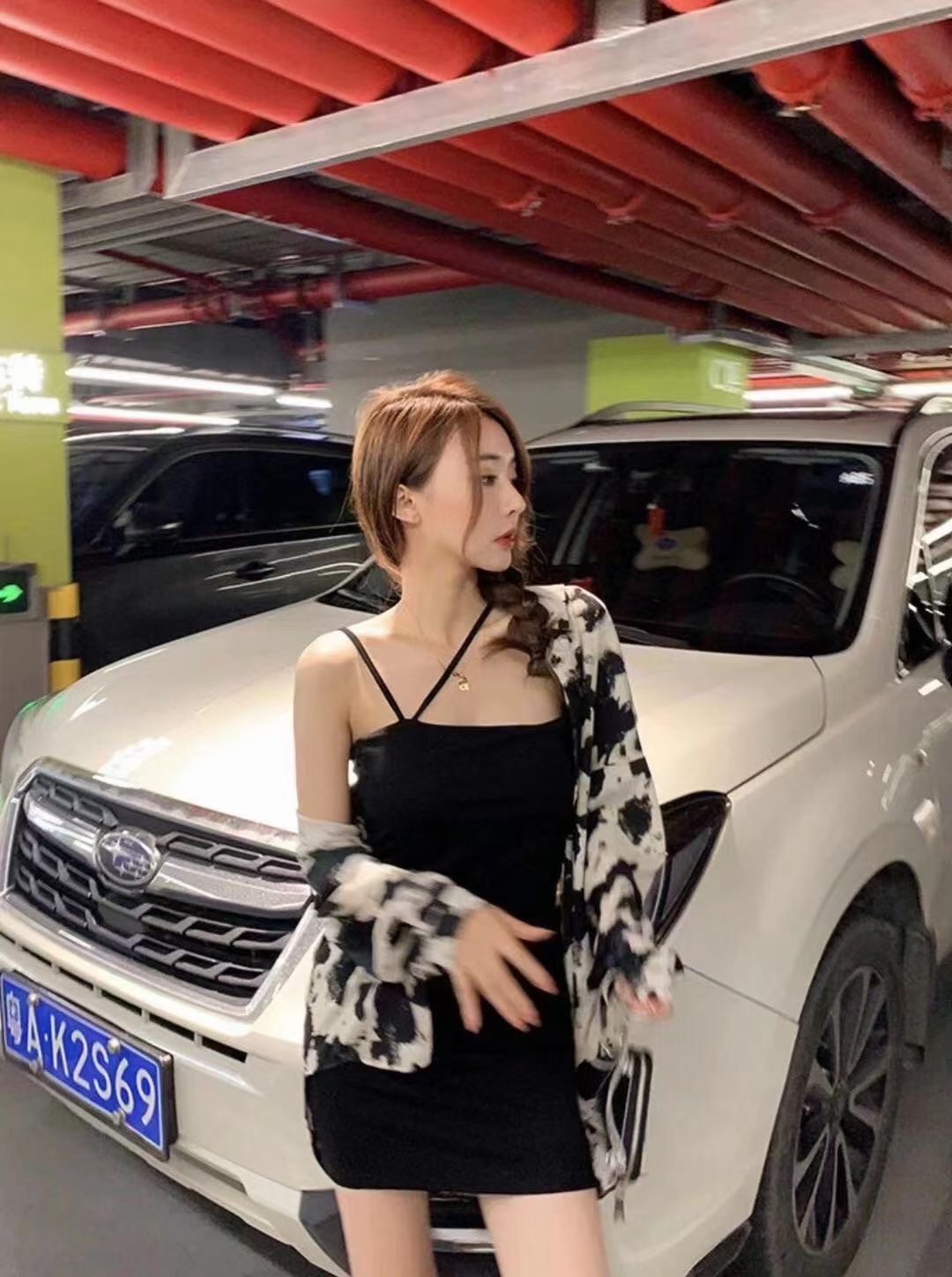 This is a two-piece set of a trendy, youthful, and mature Hepburn style outfit that exudes a feminine charm. It features a sun-protective shirt and a halter dress details Picture