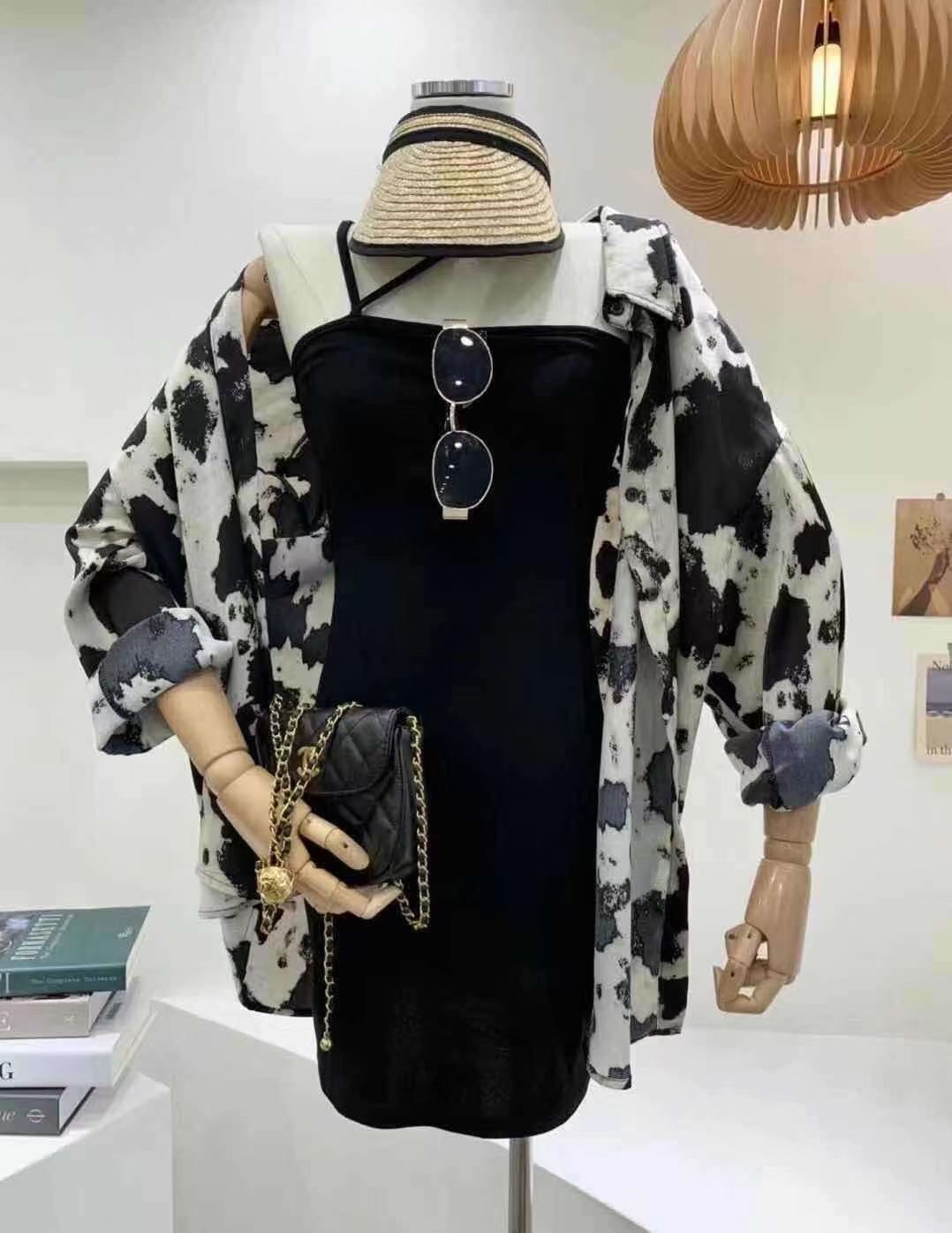 This is a two-piece set of a trendy, youthful, and mature Hepburn style outfit that exudes a feminine charm. It features a sun-protective shirt and a halter dress detail image 3