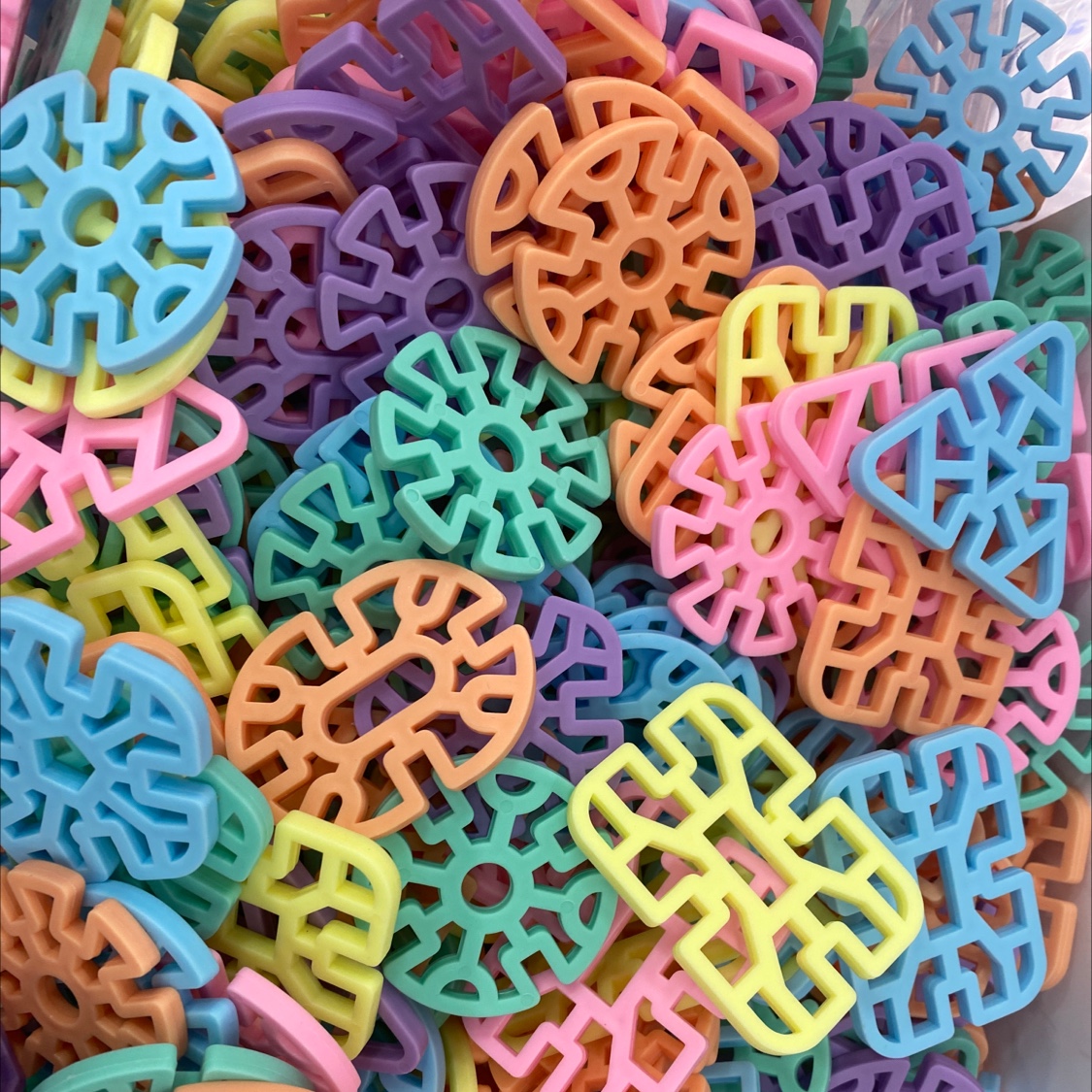 DIY macaron-colored educational building blocks, geometric snowflake pieces, large children's building blocks, plastic toys, educational boys and girls, baby assembly and decoration for toddlers Application Scenario