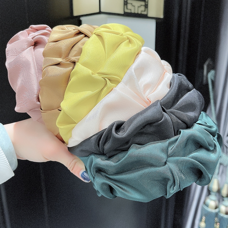 This is a new style of hair accessory from Europe and America. It features a solid-color fabric pleated full-cover headband that is fashionable and simple. The outer headband is a face-washing headband