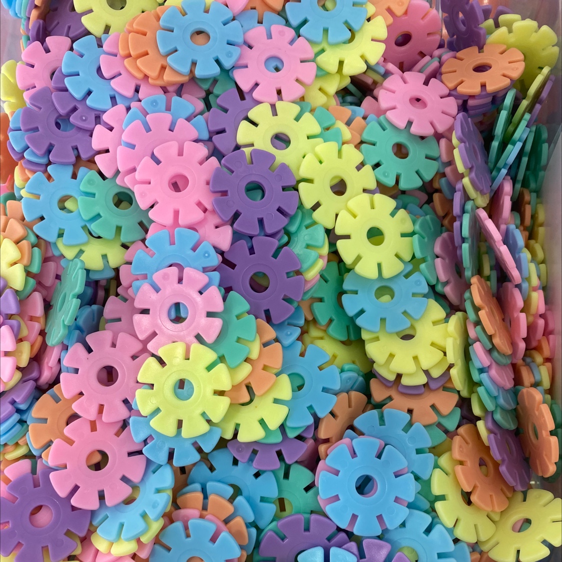 Educational building blocks, snowflake macaron color, medium snowflake, children's snowflake building blocks, assembly and assembly, educational toys for kindergarten babies, boys and girls Application Scenario