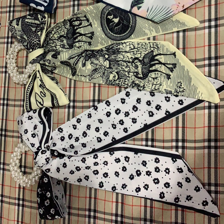 Small Black And White Flower With Pearl Streamer