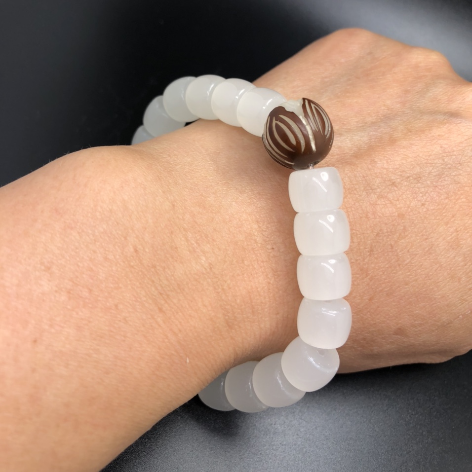 8*10桶白玉石女士手链：义乌国际商贸城一期D区8091祥缘佛珠店图