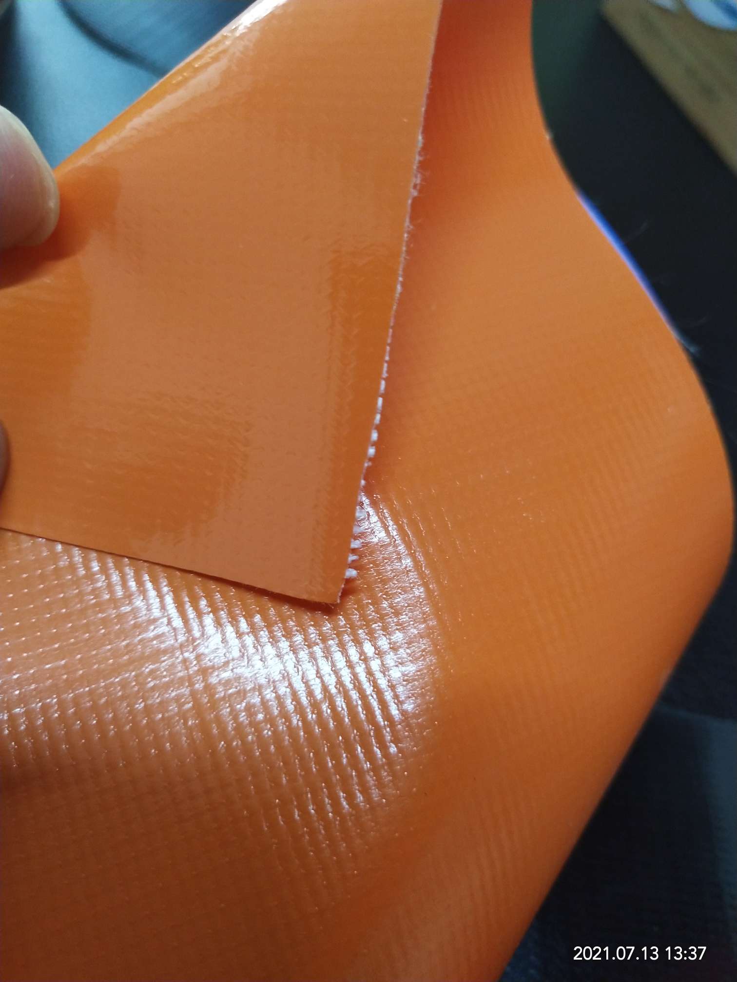橘黄色光面PVC夹网布  箱包布  机器罩家具罩体育游乐产品专用面料详情图6