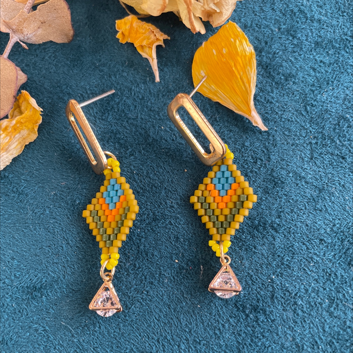 Yudie's new hand-woven beaded ear studs with text, retro and versatile earrings, ear studs, Yudie accessories Specification image
