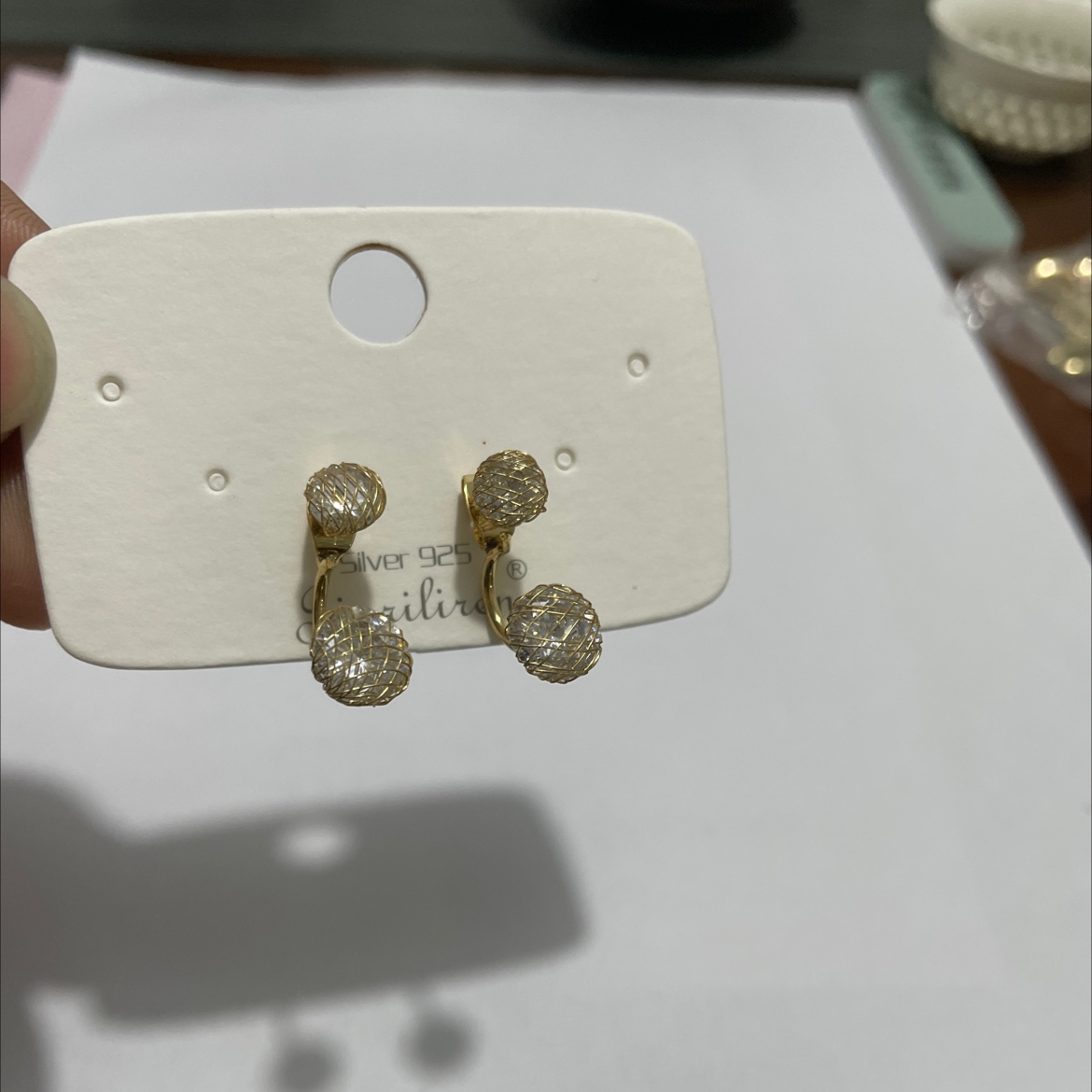 Today's beauty is petite, exquisite, elegant and stylish stud earrings Item Picture