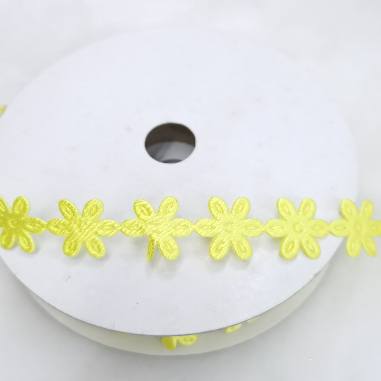 1.5 cm梅花黄色，圣诞，玩具，服装，工艺，喜庆，饰品，文具，卡片，包装，等等各种厂品上都可以撘配