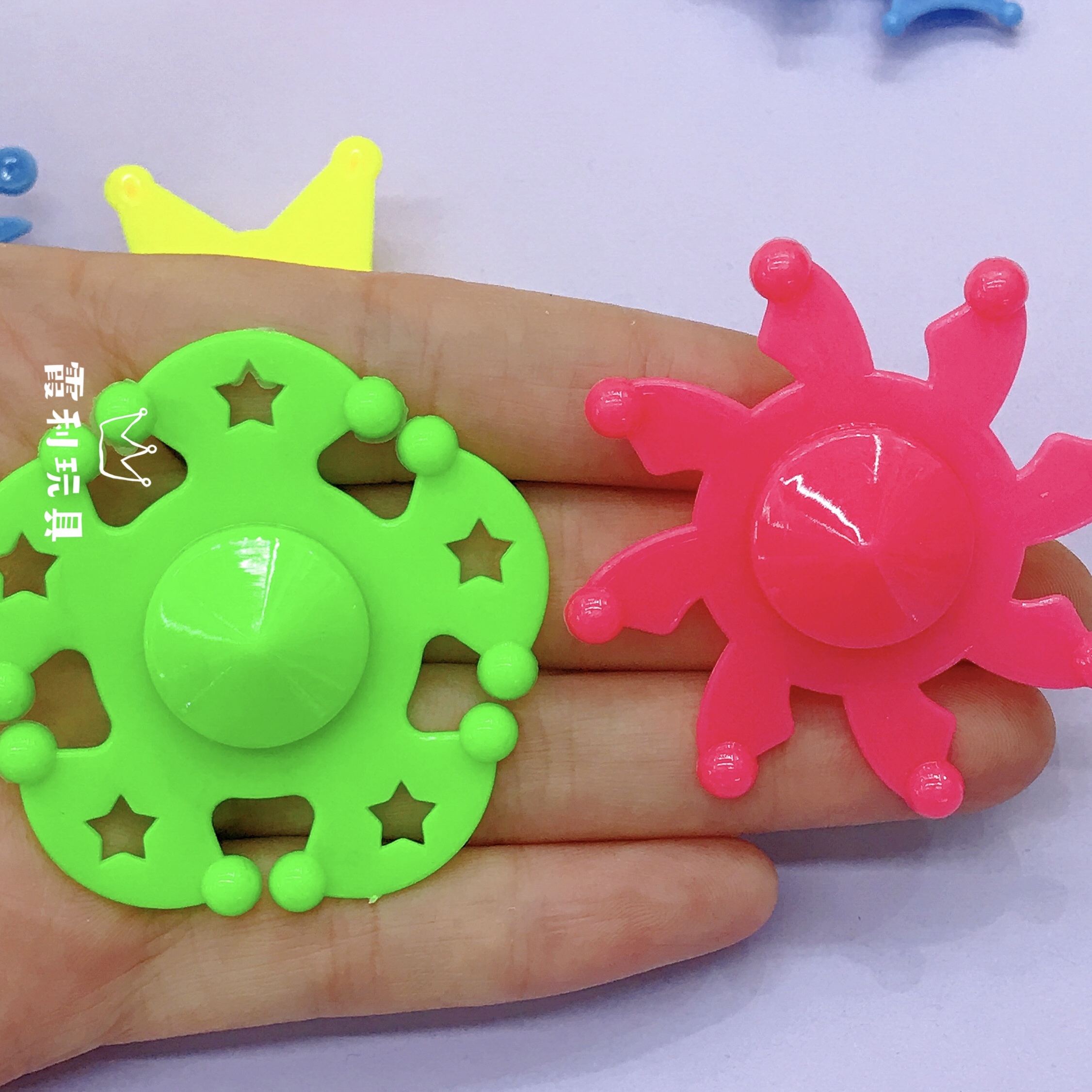 Mixed style ground spinning top children's plastic toy gift gacha Application Scenario