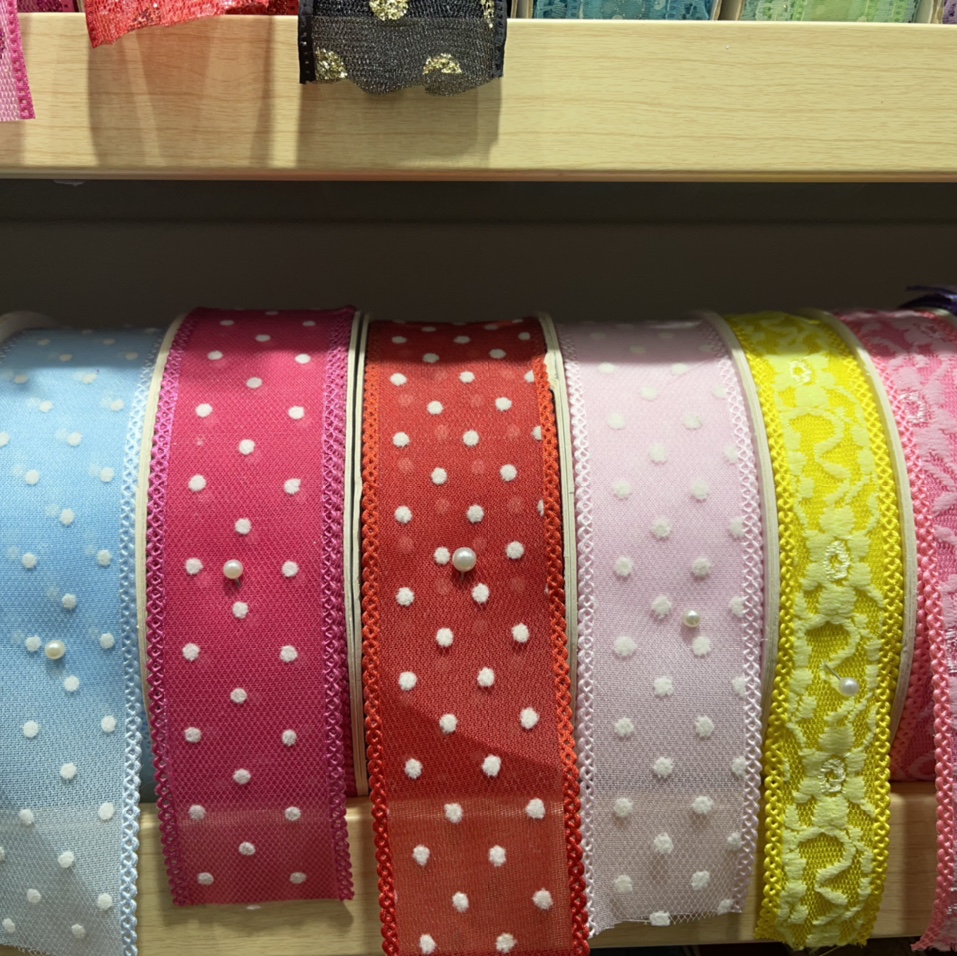 There are many styles of mesh with small lace ribbons, which are beautiful and decorative. Customization is available in various colors. Large quantities are available at favorable prices