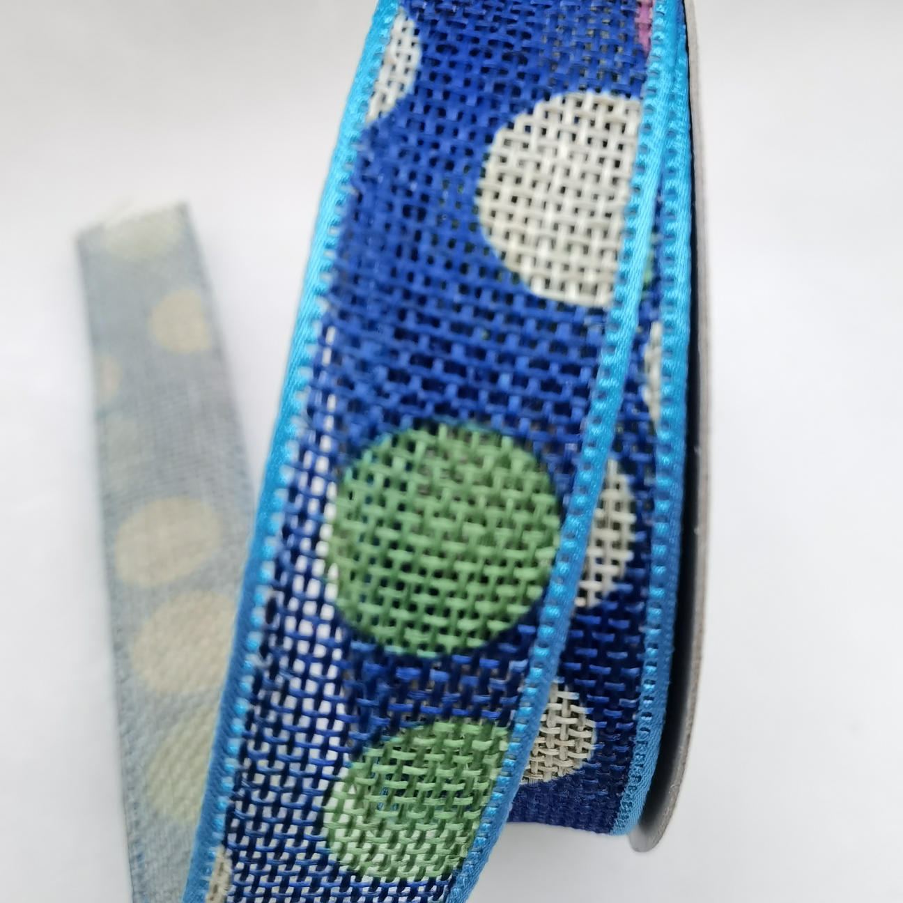 2.5  cm 仿麻彩球宝蓝色，圣诞，玩具，服装，工艺，喜庆，饰品，文具，卡片，包装，等等各种厂品上都可以撘配