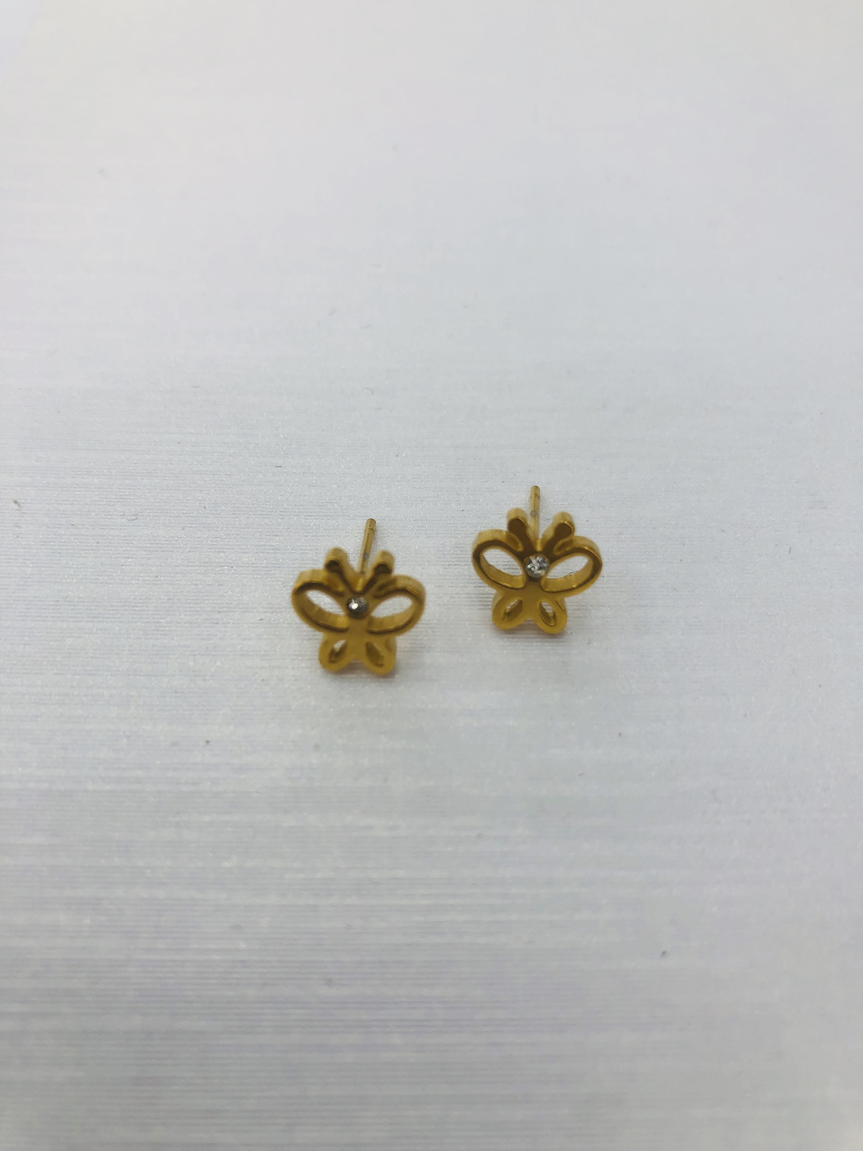 Small and simple Korean-style stainless steel ear studs for girls 3 Application Scenario