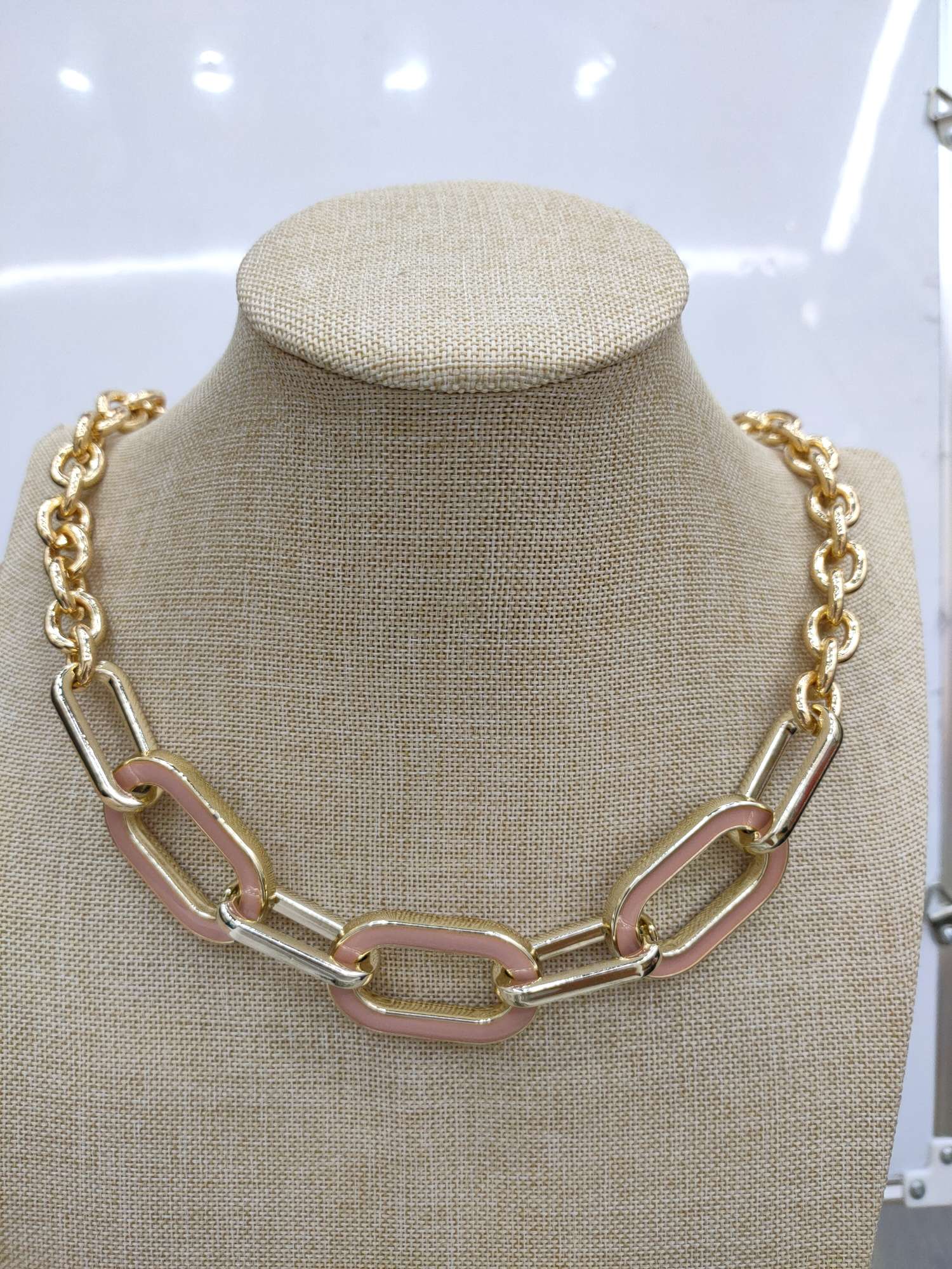 European and American niche metal chain neutral ot buckle chain necklace, suitable for both men and women to wear, choker necklace on Instagram details Picture