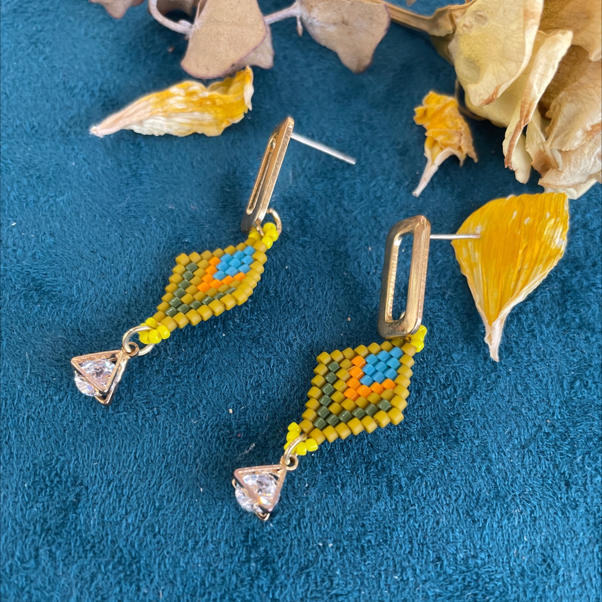 Yudie's new hand-woven beaded ear studs with text, retro and versatile earrings, ear studs, Yudie accessories Application Scenario