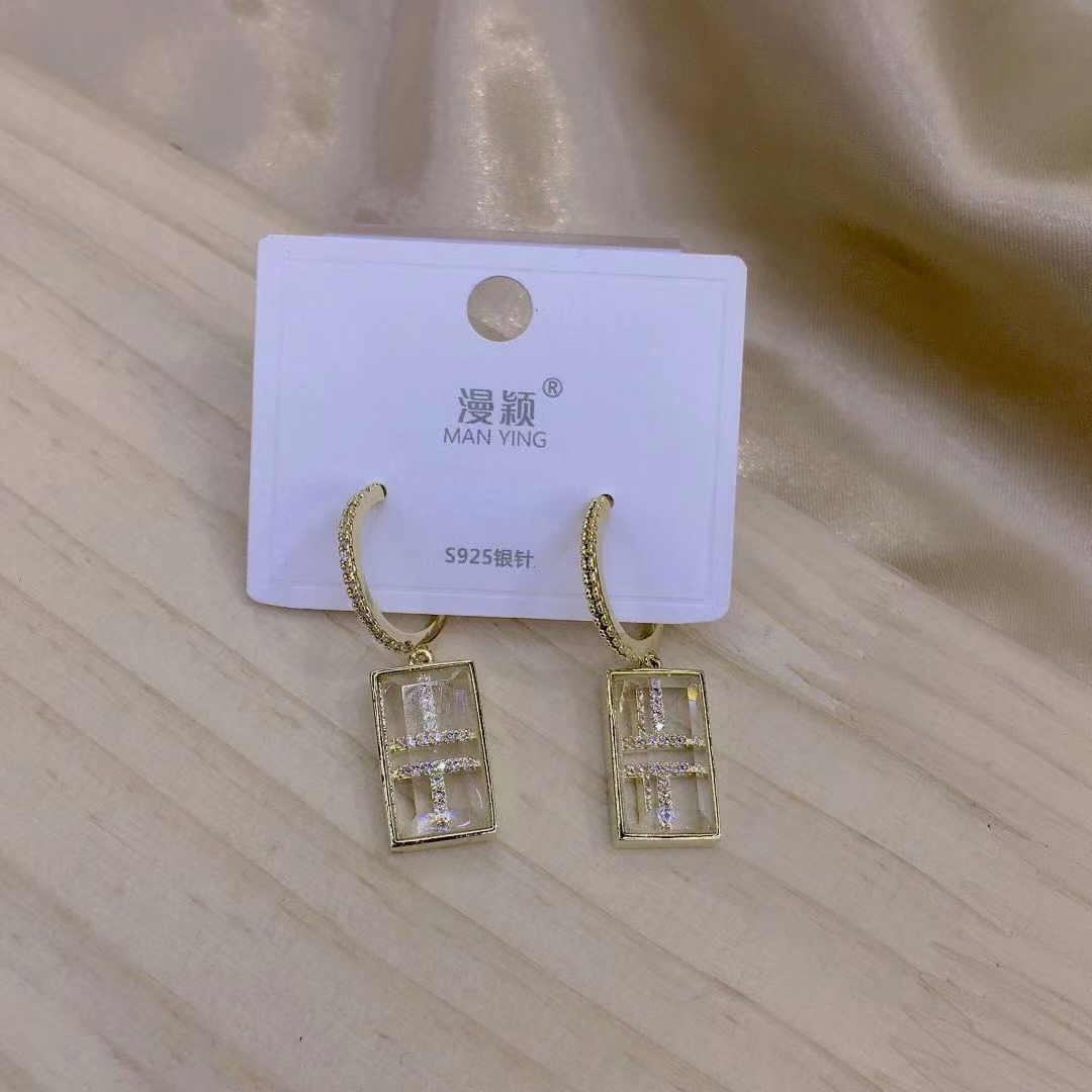 Korean-style geometric rectangular earrings, fashionable and versatile, with an exaggerated design sense and a niche stud for women