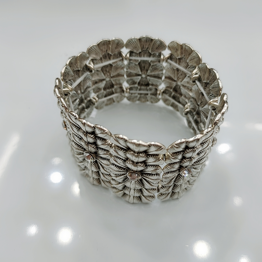 Fashion full diamond little skirt bracelet female Instagram niche design sense fan pendant all matching accessories thumbnail